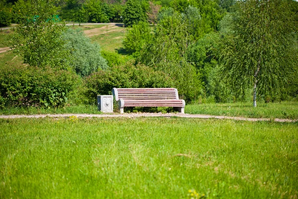 Bank im Park — Stockfoto