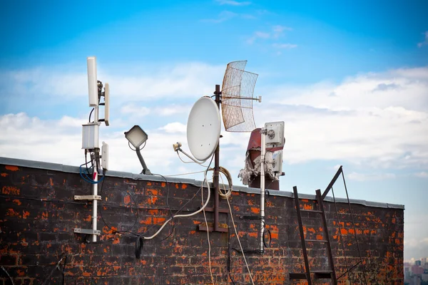 Antena no telhado — Fotografia de Stock