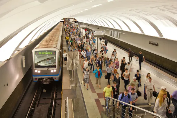 Moscou - 9 de junho: multidão de pessoas na plataforma na hora de ponta, Estação de metrô de Mitino, Rússia, Moscou, 9 de junho de 2014 — Fotografia de Stock