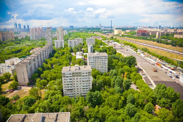 Paisaje urbano desde una altura, zona residencial en el parque — Foto de Stock