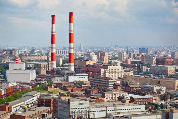 Fumare pipe in citta '. Zona industriale in una zona residenziale — Foto Stock