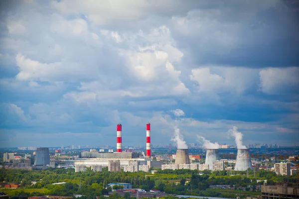 Fuming tube pollutes atmosphere, outdoors shot, industrial building. Beautiful dark sky with clouds — Stock Photo, Image