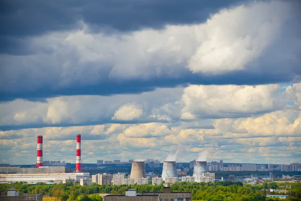 Industriegebiet, rauchender Industrieschornstein. blauer Himmel mit Haufenwolken — Stockfoto