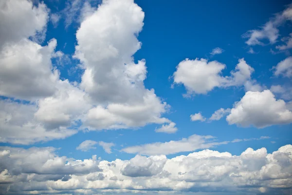 Ljusblå himmel med moln — Stockfoto