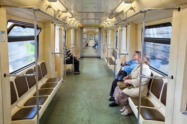 MOSCOW - JUNHO 22: passageiros sentados no metrô, Rússia, Moscou, 22 de junho de 2014 — Fotografia de Stock