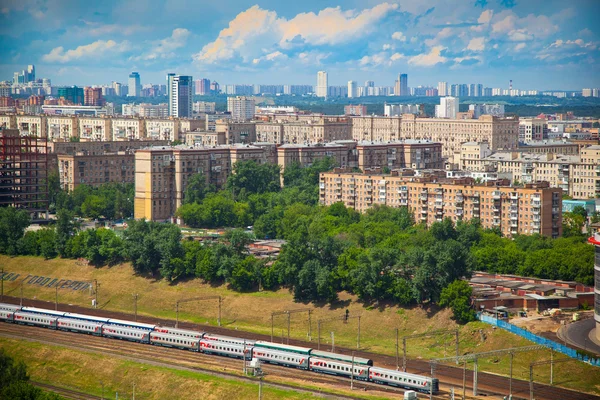Moskou - stad landschap, het historische deel van de stad, spoorweg op de voorgrond. — Stockfoto