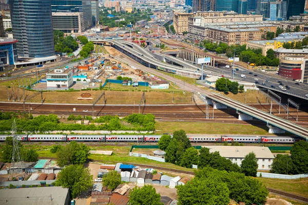 Vista geral da cidade, rodovia, ferrovia . — Fotografia de Stock