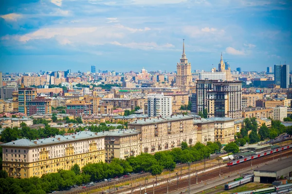 Moskau - historisches Viertel. Eisenbahn im Vordergrund — Stockfoto