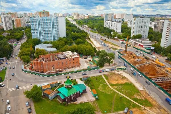 Paisaje urbano de Moscú. Construcción de una nueva línea de metro y construcción del templo — Foto de Stock