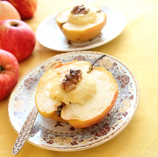 Manzana al horno con requesón y nueces —  Fotos de Stock