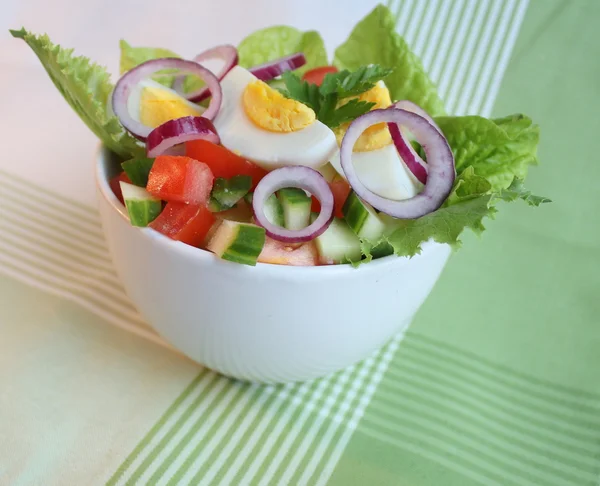 Ensalada con verduras y huevos — Foto de Stock