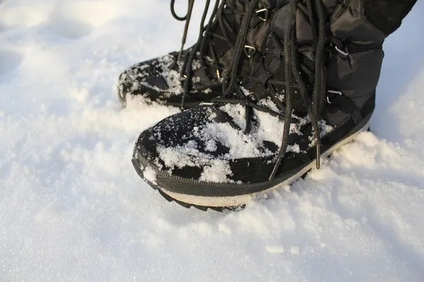 Buty zimowe na śniegu — Zdjęcie stockowe