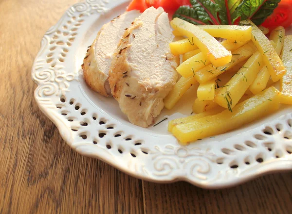 Chicken breast with potatoes and vegetables — Stock Photo, Image