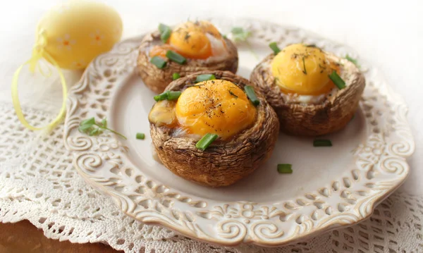 Kızarmış yumurta (Paskalya tablo ile mantar)