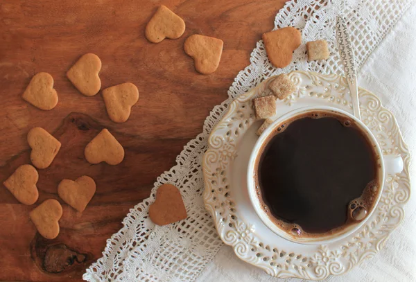 Copo de café e biscoitos em uma mesa de madeira — Fotografia de Stock