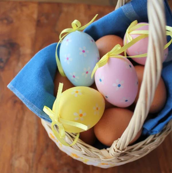 Huevos de Pascua de colores en la cesta —  Fotos de Stock