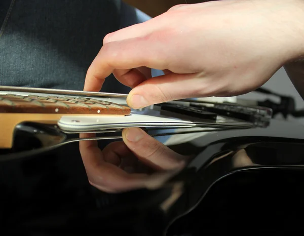 Ember játszik elektromos gitár — Stock Fotó
