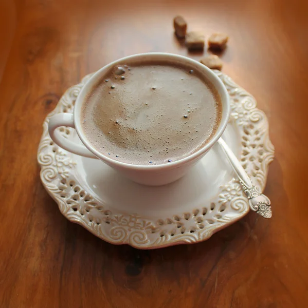 Xícara de café em um fundo de madeira — Fotografia de Stock