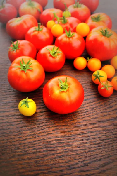 Κόκκινες ντομάτες σε καφέ φόντο — Φωτογραφία Αρχείου