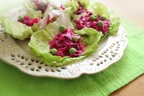 Salada com beterraba, alface, ervilhas — Fotografia de Stock