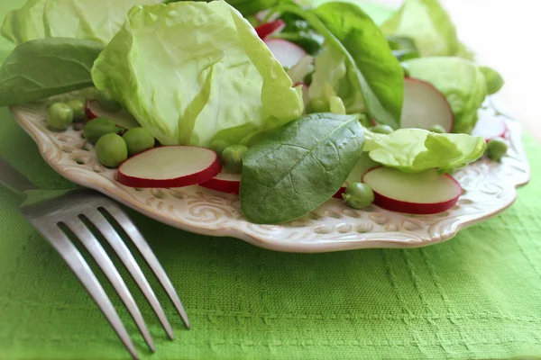 Ensalada fresca con rábanos, lechuga, espinacas, guisantes — Foto de Stock