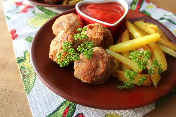 Vlees ballen met saus en aardappelen — 스톡 사진