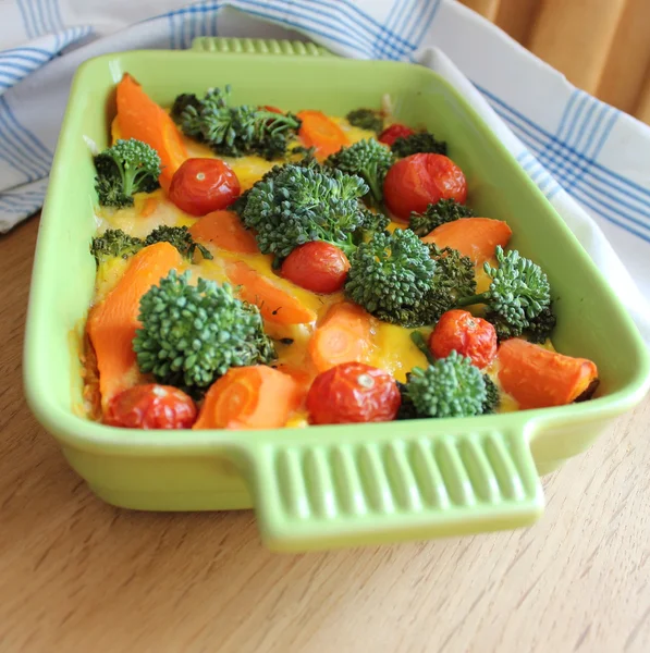 Casserole with broccoli,cherry tomatoes and carrots — Stock Photo, Image