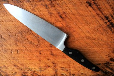 Şefin bıçak Ahşap doğrama tahtası üzerinde