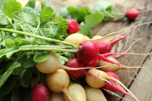 Frische Radieschen auf Holzgrund — Stockfoto