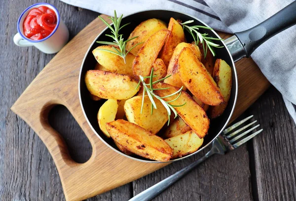 Patatas Fritas Con Romero Sartén Hierro — Foto de Stock