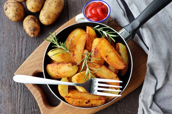 Patatas Fritas Con Romero Sartén Hierro Patata Cruda Sobre Mesa — Foto de Stock