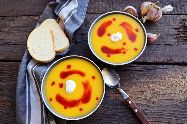 Soupe de citrouille fraîche avec bruschetta pour le dîner d'automne sur table rustique — Photo