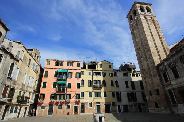 Schöne Aussicht auf den Campo San Silvestro, Stadtteil San Polo, Venedig, Italien — Stockfoto