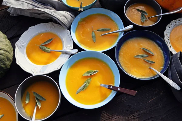 Concept de Thanksgiving avec citrouille, soupe à la citrouille. Cadre de table d'automne pour la célébration Vacances d'automne avec soupe. — Photo