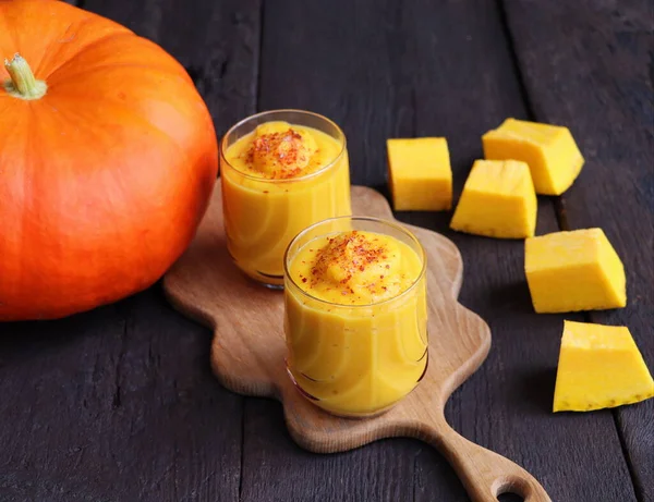 Frullato di zucca con spezie su fondo di legno Vista dall'alto. Copia spazio — Foto Stock