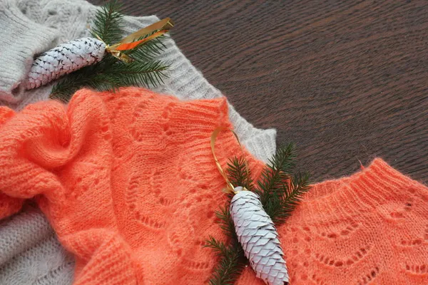 Концепция онлайн рождественских покупок и распродаж. Плоский ложе женщины вязали свитер с рождественским декором — стоковое фото