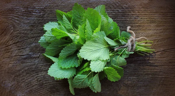 Green fresh mint on the rustic wooden table. Selective focus — Stock Photo, Image