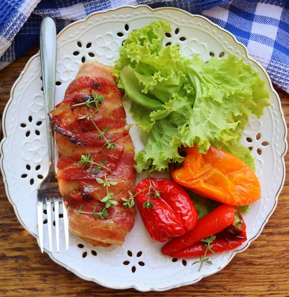 Lo sfondo della cena. Petto di pollo alla griglia avvolto nella pancetta in padella su tavolo rustico in legno. Vista dall'alto — Foto Stock