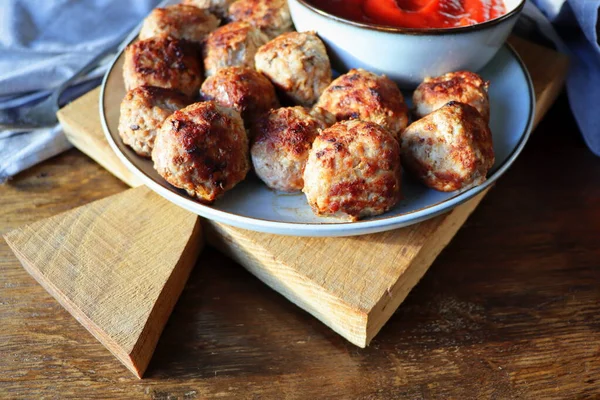 Roasted meatballs with tomato sauce , delicious meat cutlets on wooden table. Top view — Stock Photo, Image