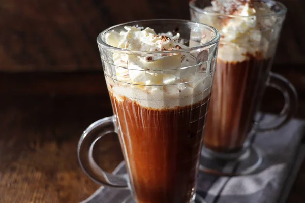 Kaffee mit irischem Whiskey und Schlagsahne im Glas auf rustikaler Holzoberfläche — Stockfoto