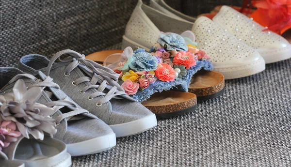Různé dámské módní obuv, sandál na šedém pozadí — Stock fotografie