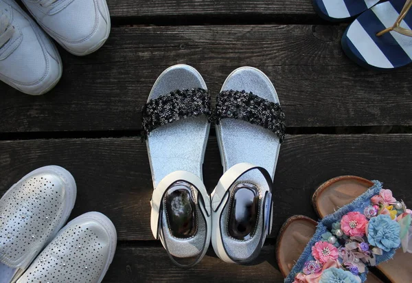 流行の女性の夏の靴の様々な フラットエスパドリル サンダル フリップフロップ トップビューのレイアウト 夏の季節の履物の概念 — ストック写真