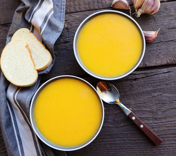 Soupe crémeuse à la citrouille fraîche pour le dîner d'automne sur table rustique — Photo