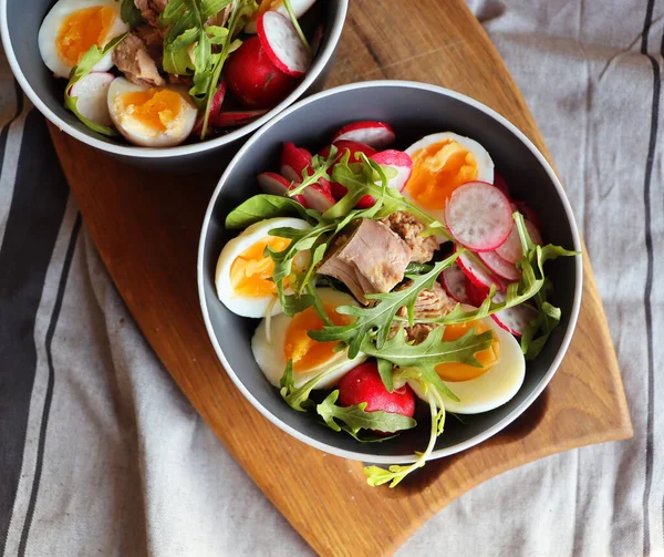 Verse salade met tonijn, radijs, eieren, arugula d op grijze achtergrond bovenaanzicht. Gezond eten. Voorjaarssalade — Stockfoto