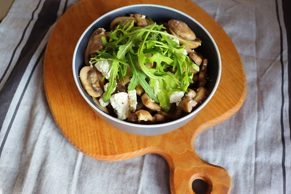 Теплий грибний салат з сиром фета та руколою на лляній серветці — стокове фото
