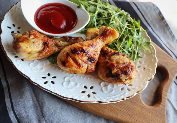 Latar belakang makan malam. Kaki ayam panggang dengan saus tomat. — Stok Foto