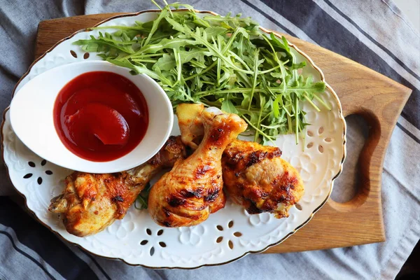 Latar belakang makan malam. Kaki ayam panggang dengan saus tomat. — Stok Foto