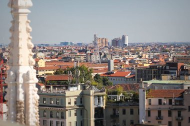 İtalya 'da güneşli bir günde Milan' ın havadan panoramik manzarası