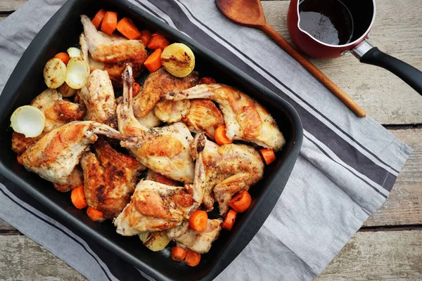 Kavrulmuş Tavşan Haunches in Pan Yüksek Açı Görünümü Kırsal Ahşap Masa Yüzeyi 'nde Haşlanmış Sebzelerle