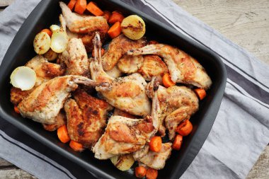 Kavrulmuş Tavşan Haunches in Pan ve Haşlanmış Sebzeler Kırsal Ahşap Masa Yüzeyi